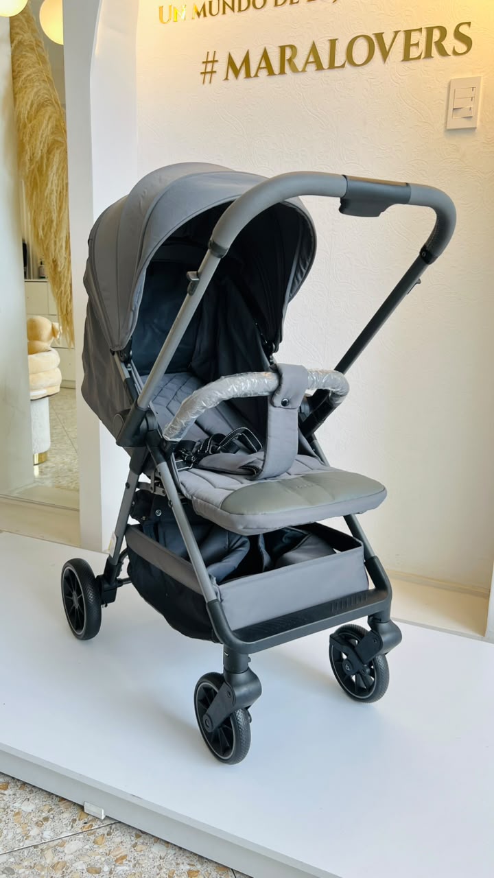Coche para bebé color gris plegado para guardar y transportar