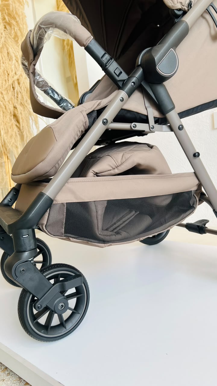 Coche Kidilo Sofi beige para bebé con capota, barra frontal y canasta inferior