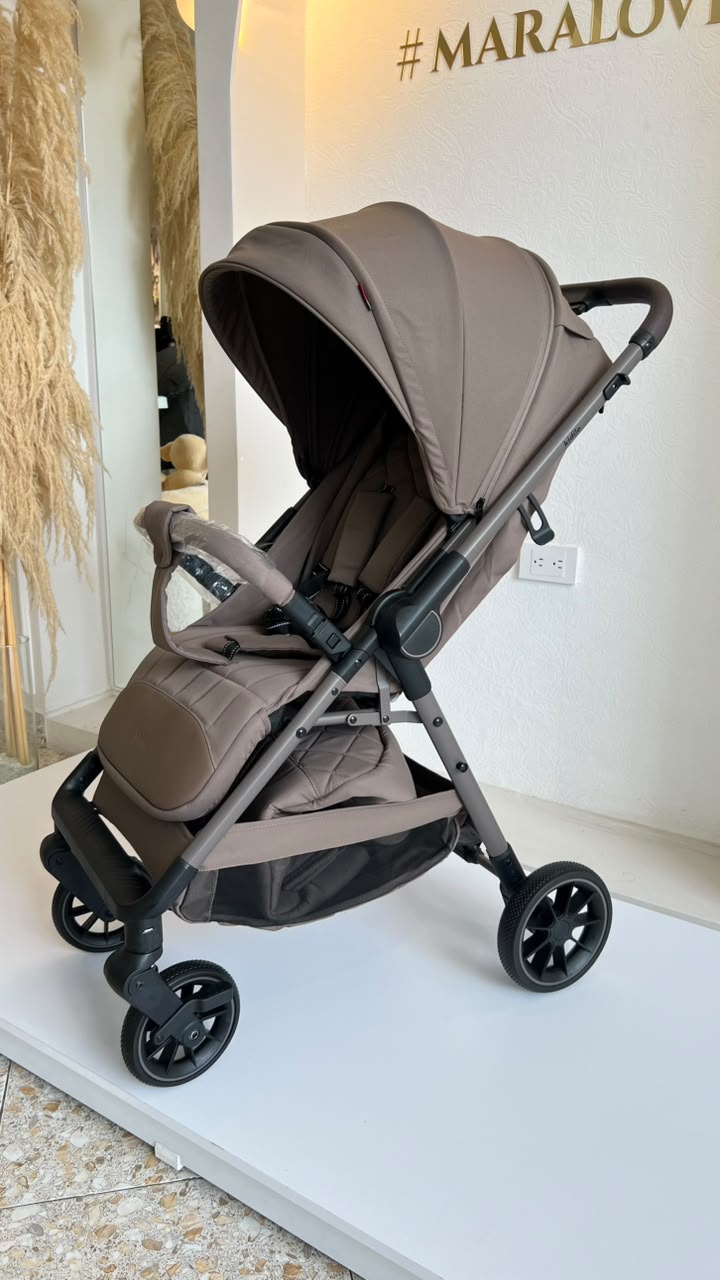 Vista frontal de coche Kidilo Sofi beige para bebé con manillar, capota y asiento acolchado