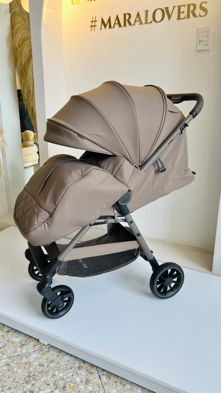 Coche Kidilo Sofi beige para bebé con capota extendida, barra frontal y reposapiés