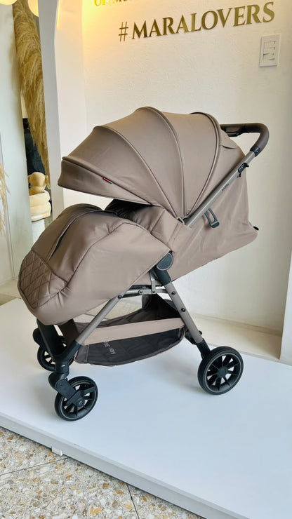 Coche Kidilo Sofi beige para bebé con capota extendida, barra frontal y reposapiés