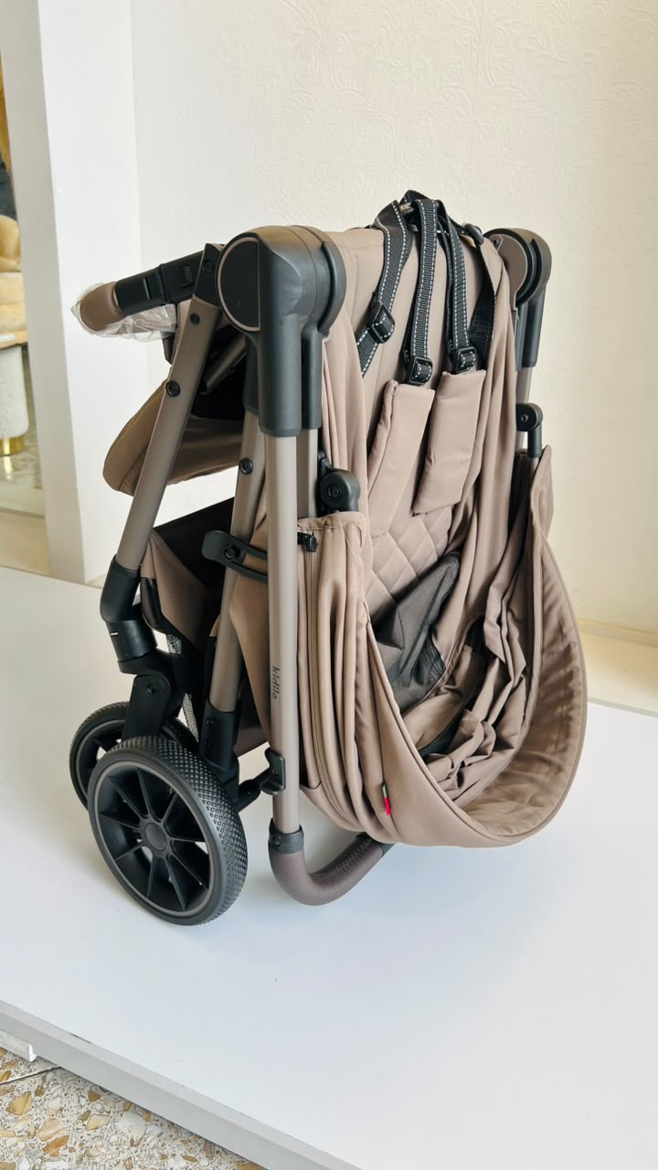 Detalle de ruedas y canasta inferior de coche Kidilo Sofi beige