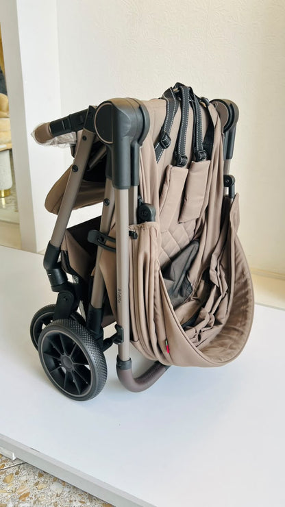 Detalle de ruedas y canasta inferior de coche Kidilo Sofi beige