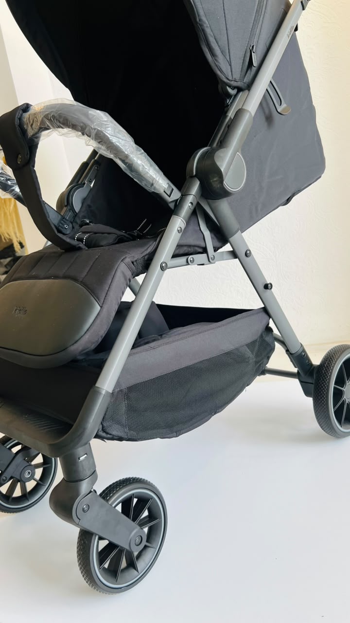 Coche Kidilo Sofi negro para bebé con capota, barra frontal y canasta inferior