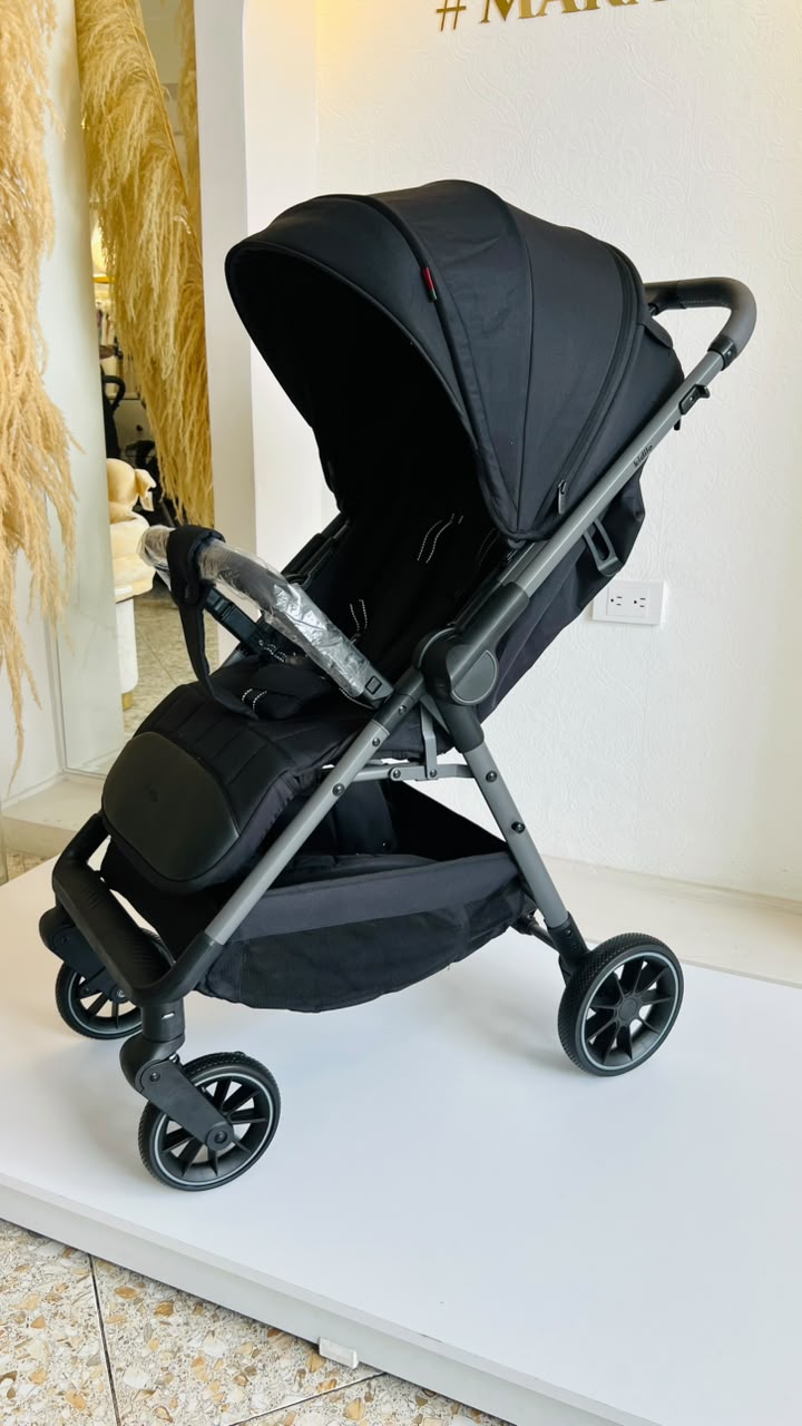 Vista frontal de coche Kidilo Sofi negro para bebé con manillar y barra frontal