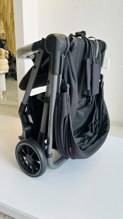 Coche Kidilo Sofi negro para bebé con capota extendida, barra frontal y reposapiés