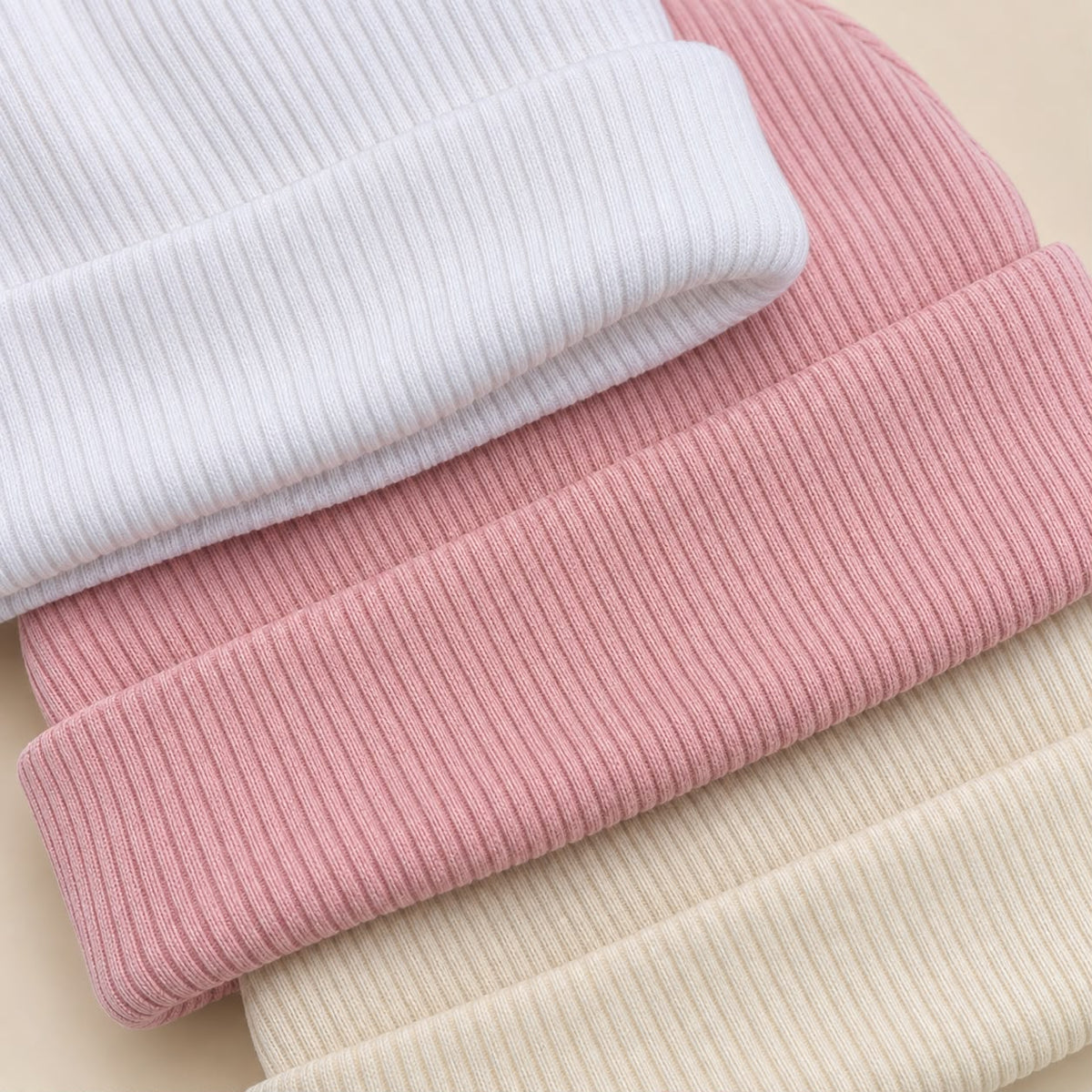 Gorros tejidos acanalados para bebé en blanco rosado y crema