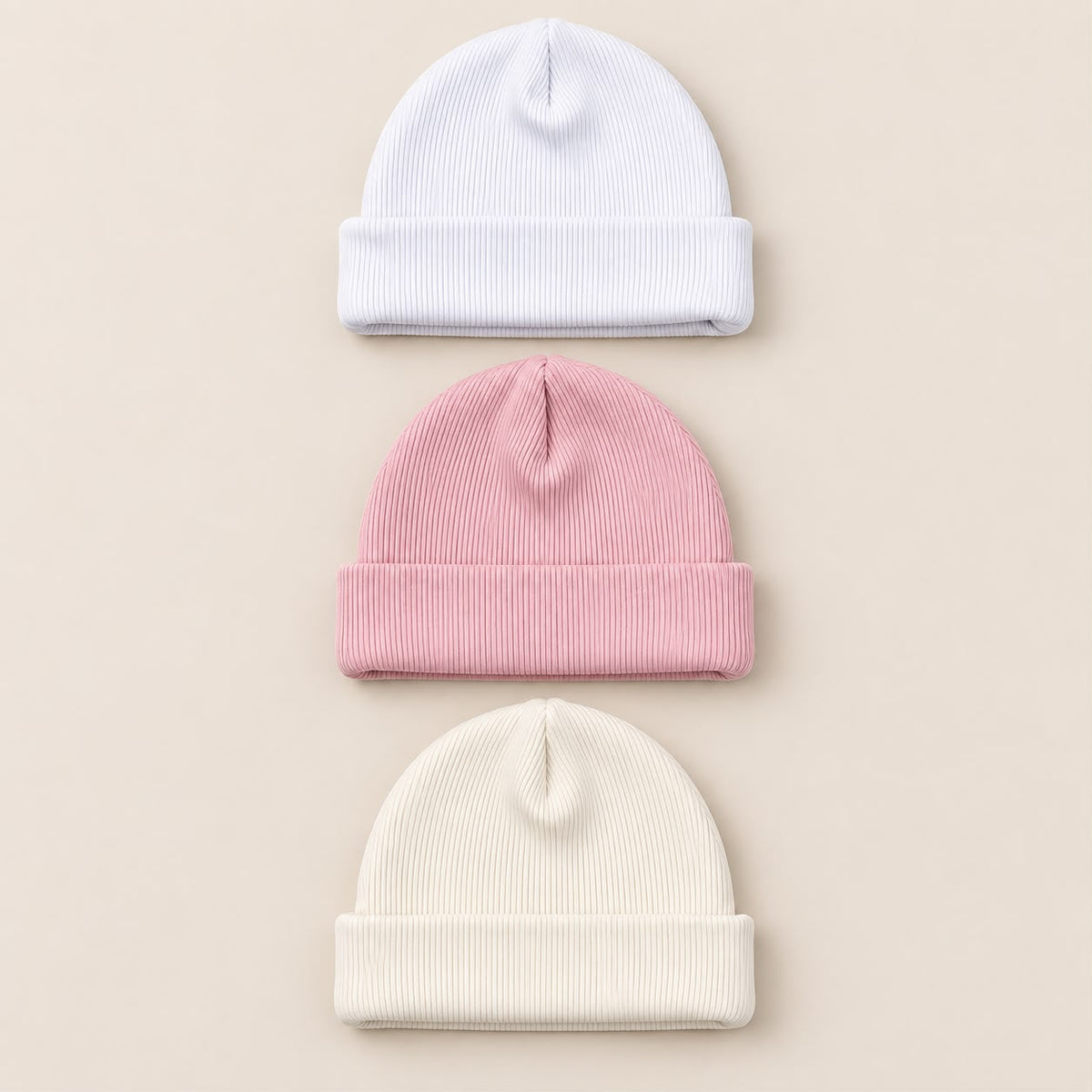 Bebé usando gorro tejido acanalado blanco