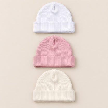 Bebé usando gorro tejido acanalado blanco