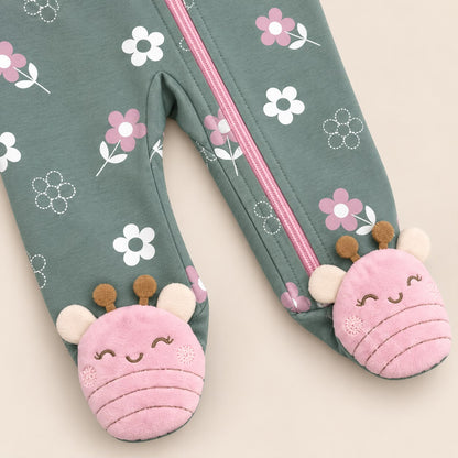 Bebé dormida en moisés con pijama enterizo verde salvia de flores y pies de abejita