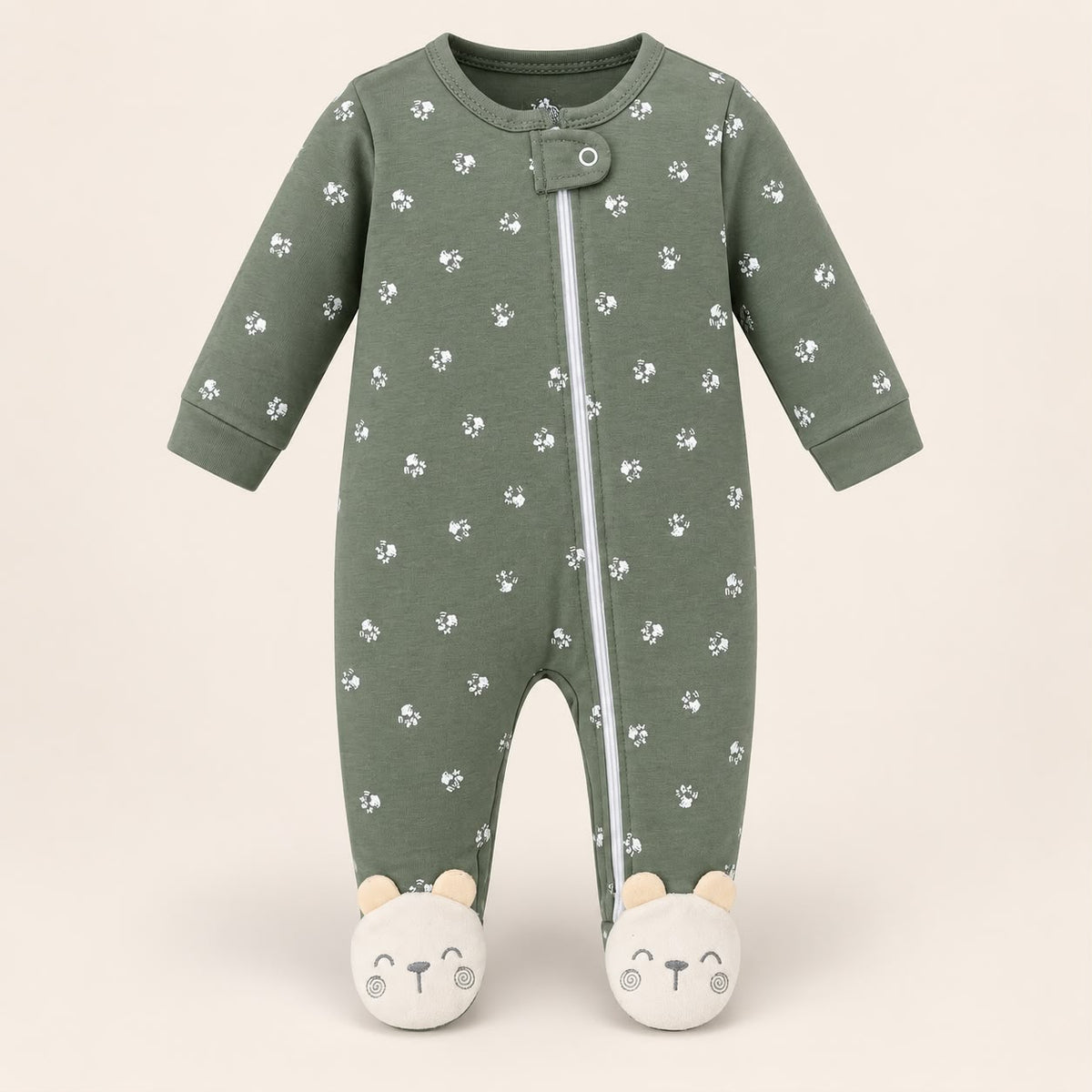 Pijama enterizo bebé verde oliva con huellitas blancas, cierre completo y pies con caritas de osito