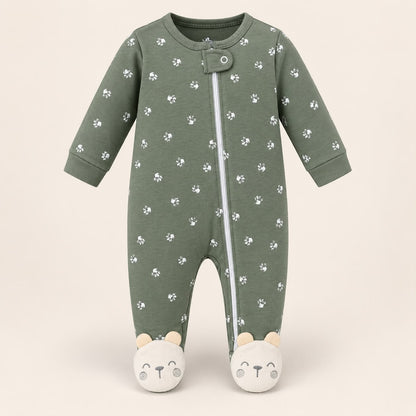 Pijama enterizo bebé verde oliva con huellitas blancas, cierre completo y pies con caritas de osito