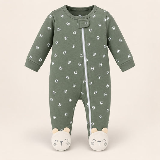Pijama enterizo bebé verde oliva con huellitas blancas, cierre completo y pies con caritas de osito