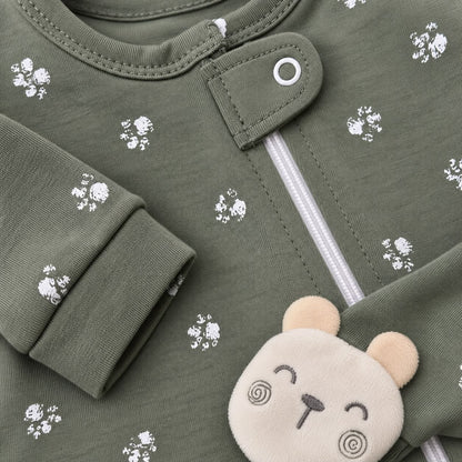 Bebé durmiendo en moisés con pijama enterizo verde oliva de pies de osito
