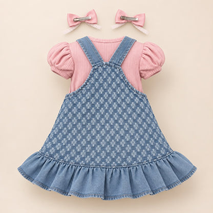 Bebé niña con vestido jardinera denim de conejito, blusa rosa y moño en el cabello