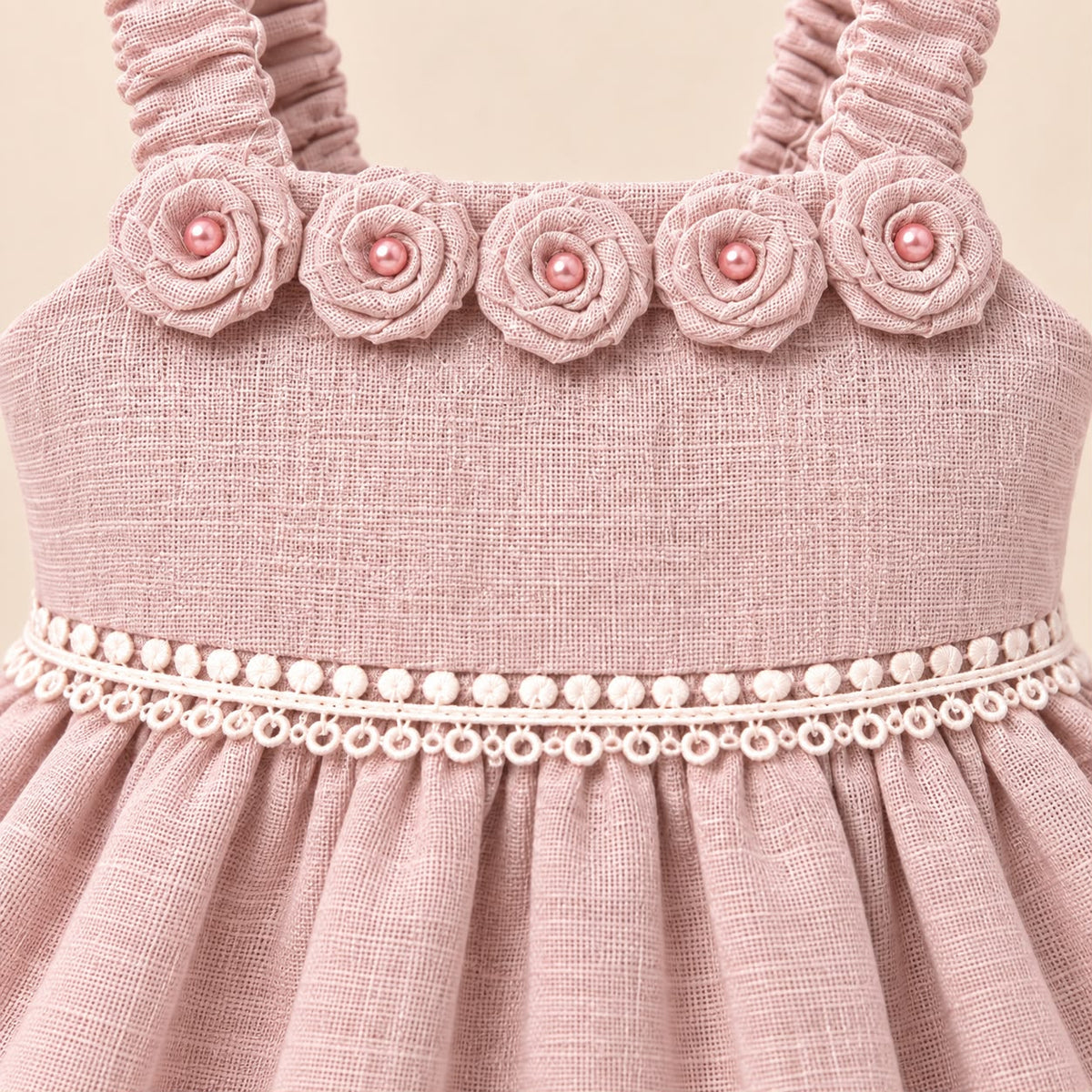 Niña de pie con vestido rosa palo de ocasión y diadema a juego