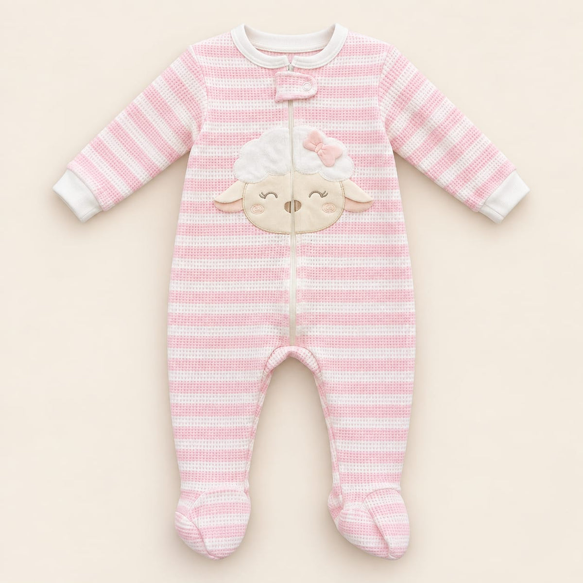 Pijama enterizo rosado y blanco con ovejita para bebé, vista completa