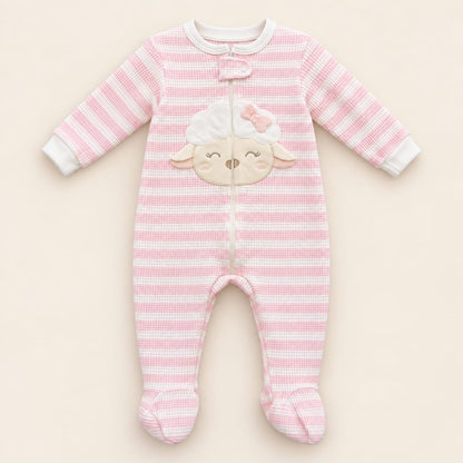 Pijama enterizo rosado y blanco con ovejita para bebé, vista completa
