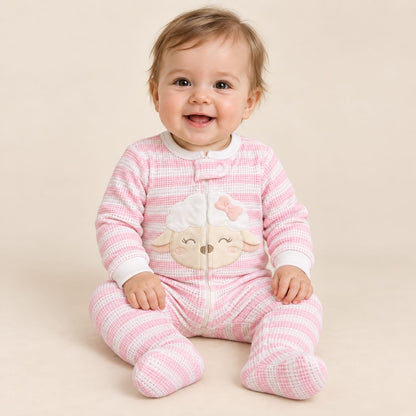 Bebé usando pijama enterizo rosado y blanco con ovejita bordada