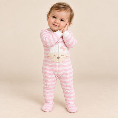 Bebé usando pijama enterizo rosado y blanco con pies integrados