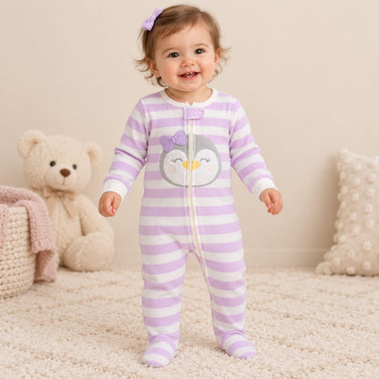 Pijama enterizo lila y blanco con pingüino para bebé, vista completa