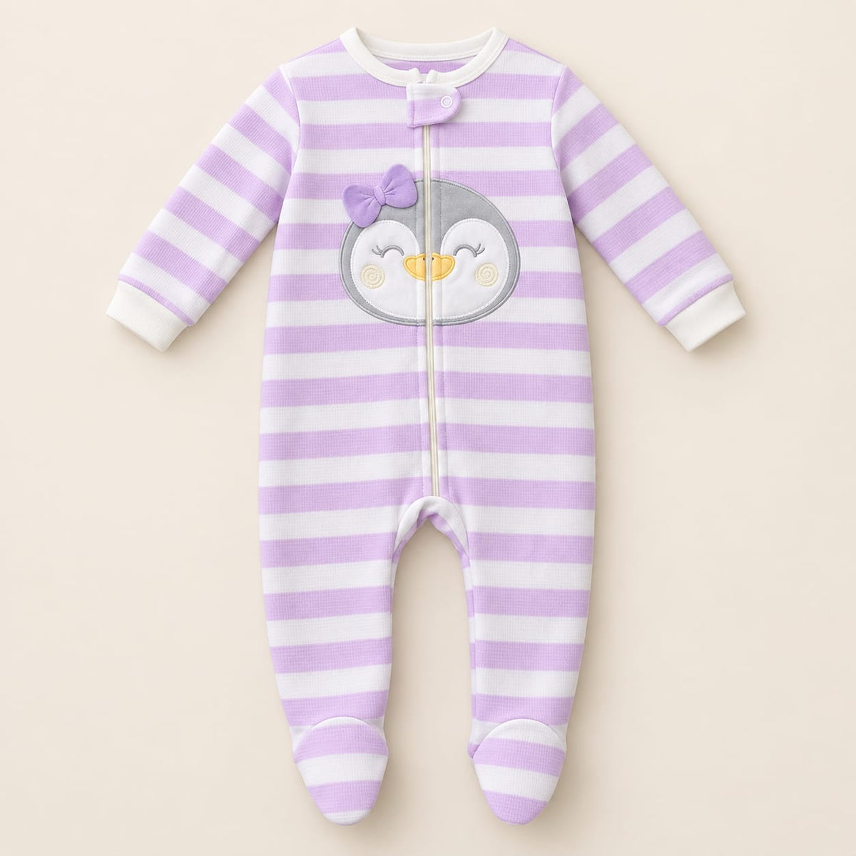Detalles de cremallera, tejido y puños del pijama lila y blanco para bebé
