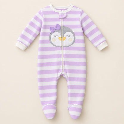 Detalles de cremallera, tejido y puños del pijama lila y blanco para bebé