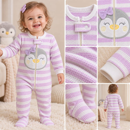 Detalle de pingüino bordado con moño lila en pijama lila y blanco para bebé