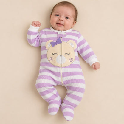Bebé usando enterizo de rayas lila y blanco con aplique de osito