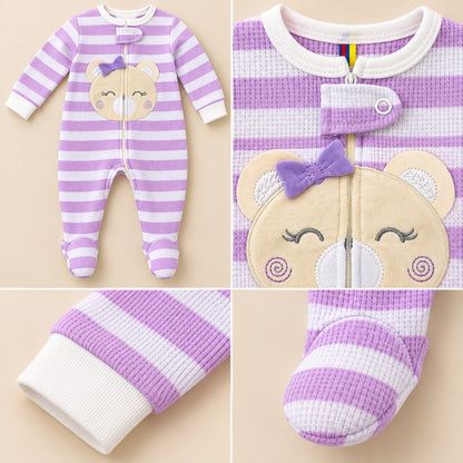 Detalle del aplique de osito y moño lila del enterizo para bebé