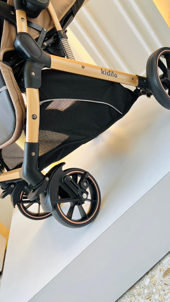 Coche Kidilo Coffee color café para bebé con capota y estructura dorada