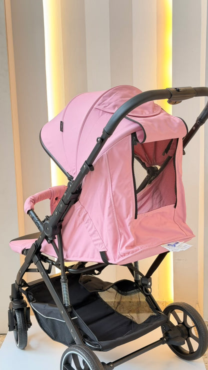 Coche para bebé rosa con estructura plegable y ruedas grandes