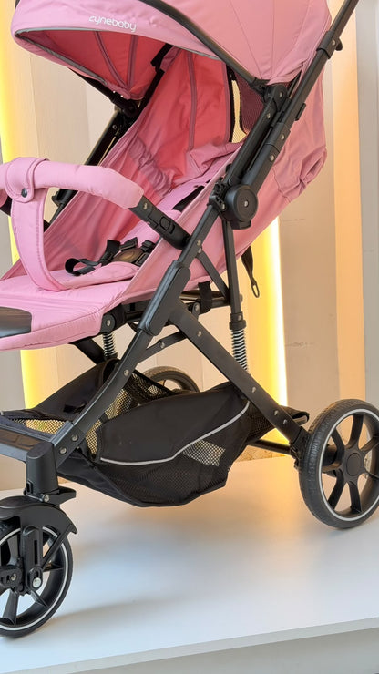Detalle de la capota amplia rosa del coche para bebé