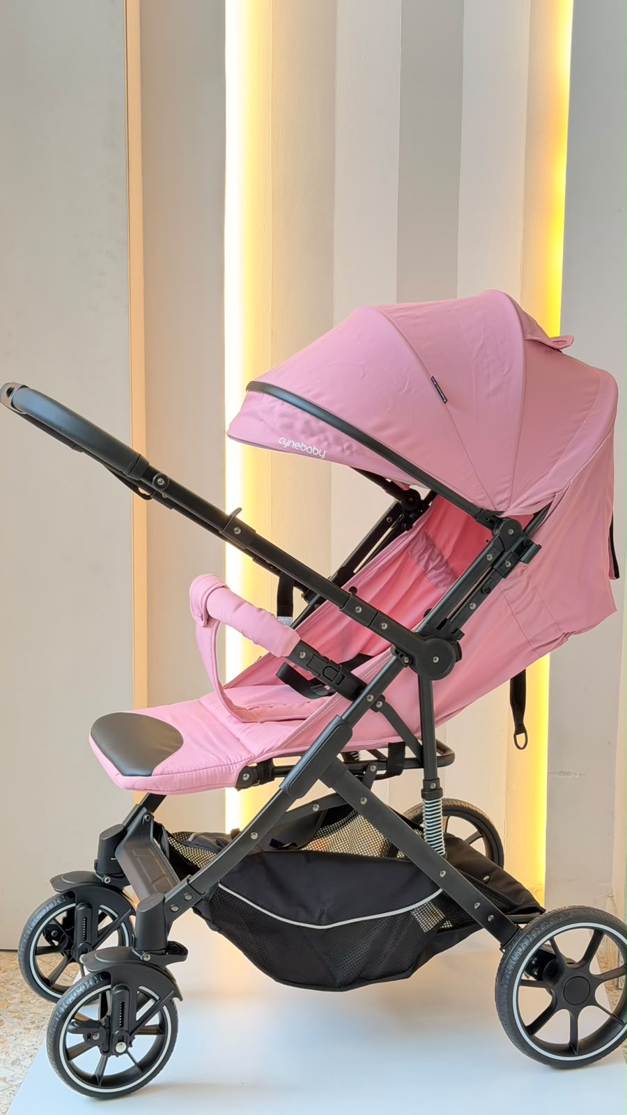 Detalle del arnés ajustable del coche para bebé rosa