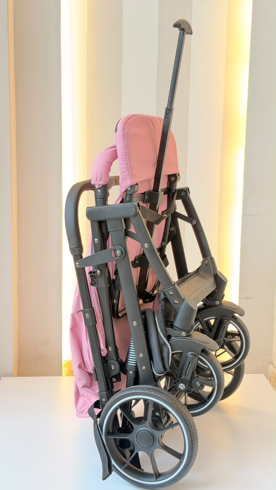 Coche para bebé rosa con capota y cubrepiés acolchado