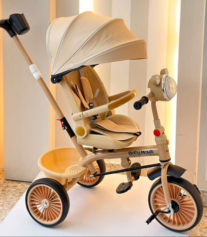 Triciclo Mickey beige con detalles dorados, capota y manija de empuje