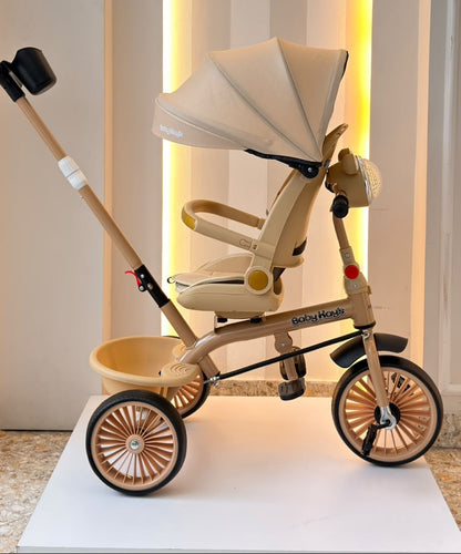 Triciclo Mickey beige con asiento acolchado, pedales y canasta trasera