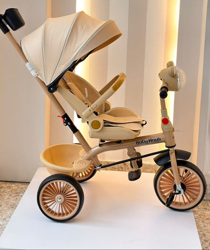 Triciclo Mickey beige con detalles dorados, manubrio y rueda delantera