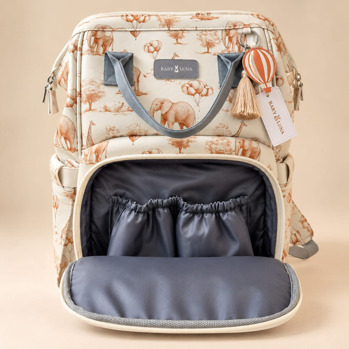 Bolsillo frontal abierto de la mochila pañalera Safari Baby Luna con organizador interno