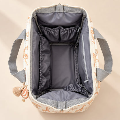 Interior amplio de la mochila pañalera Safari Baby Luna con compartimentos