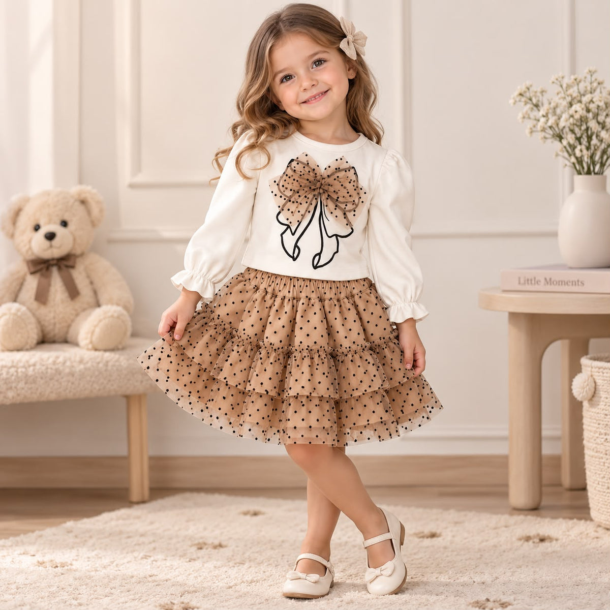 Conjunto para niña con blusa marfil y falda beige de tul con puntos negros, vista frontal