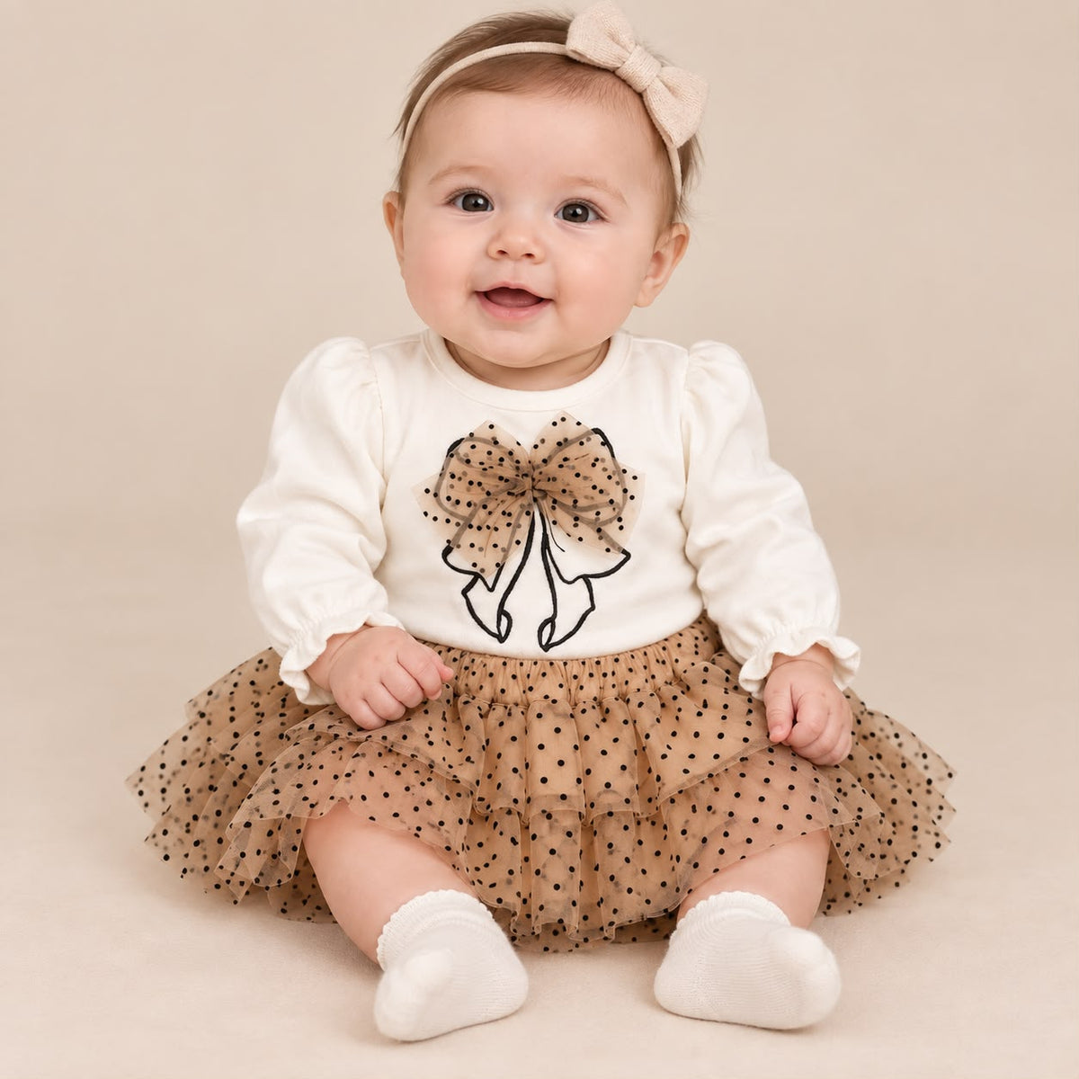 Conjunto infantil de blusa marfil y falda beige de tul con puntos negros en modelo
