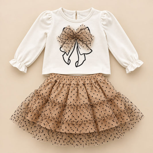 Vista posterior del conjunto para niña con blusa marfil y falda beige de tul