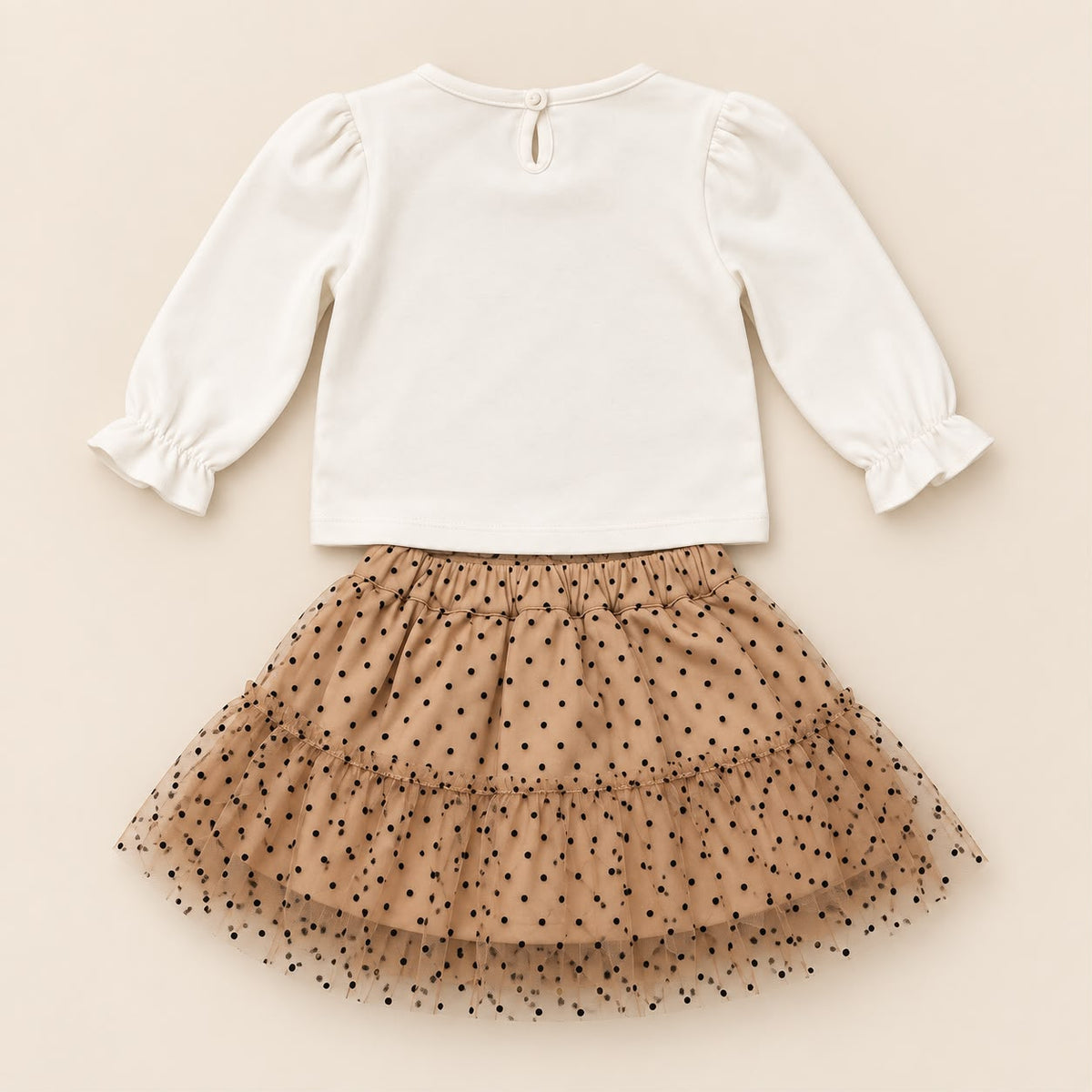 Conjunto infantil con blusa marfil de manga larga y falda beige de tul, vista frontal extendida