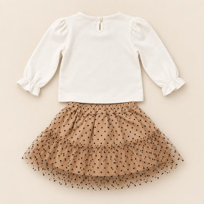 Conjunto infantil con blusa marfil de manga larga y falda beige de tul, vista frontal extendida