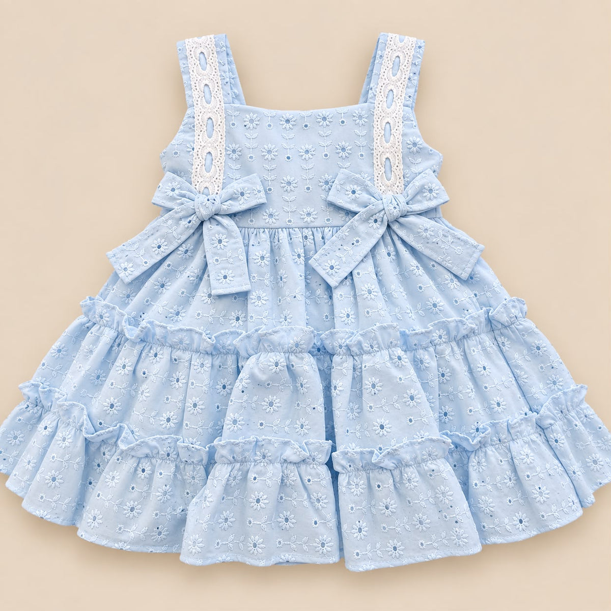 Vestido azul claro bordado para bebé niña con moños y falda de volantes