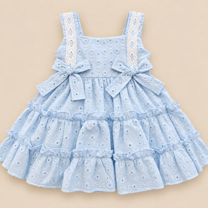 Vestido azul claro bordado para bebé niña con moños y falda de volantes