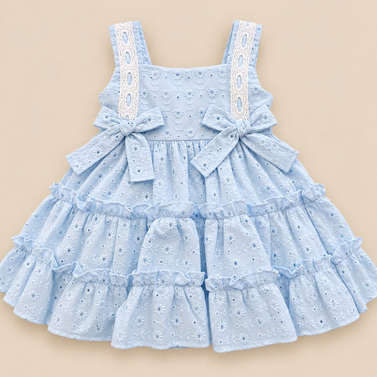 Vestido azul claro bordado para bebé niña con moños y falda de volantes