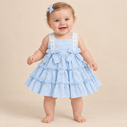 Vestido azul claro con flores bordadas en modelo bebé