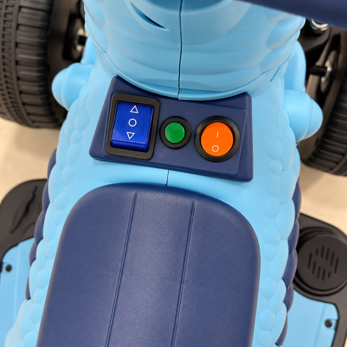 Detalle del asiento y panel de controles de cuatrimoto dinosaurio azul